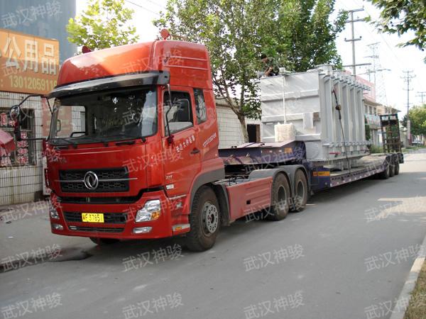 三軸低平板半掛車運輸變壓器